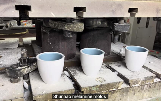 Shunhao Fabrikası 2 Renk Melamin Sofra Üretimi
    